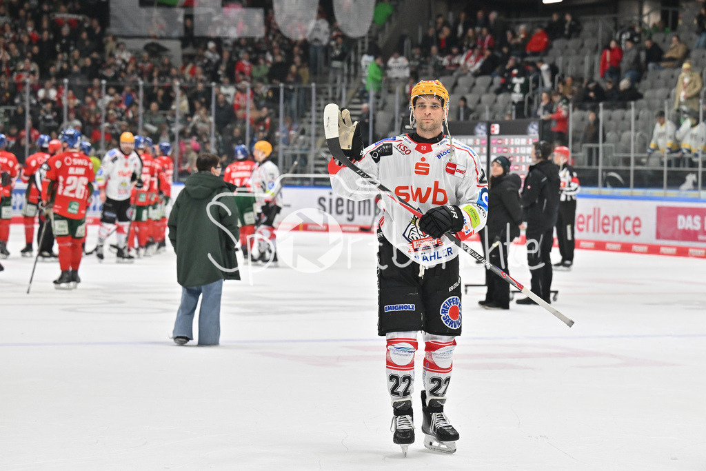Augsburger Panther - Fischtown Bremerhaven | AUGSBURG, GERMANY - 25. JANUARY: die Spieler der Gäste feiern zusamen mit den Fans den 2-1 Auswärtssieg in Augsburg nach dem Match zwischen den Augsburger Panthern und den Fischtown Pinguins am 43. Spieltag der Penny DEL im Curt Frenzel Stadion / Vladimir EMINGER (Fischtown Pinguins 22)