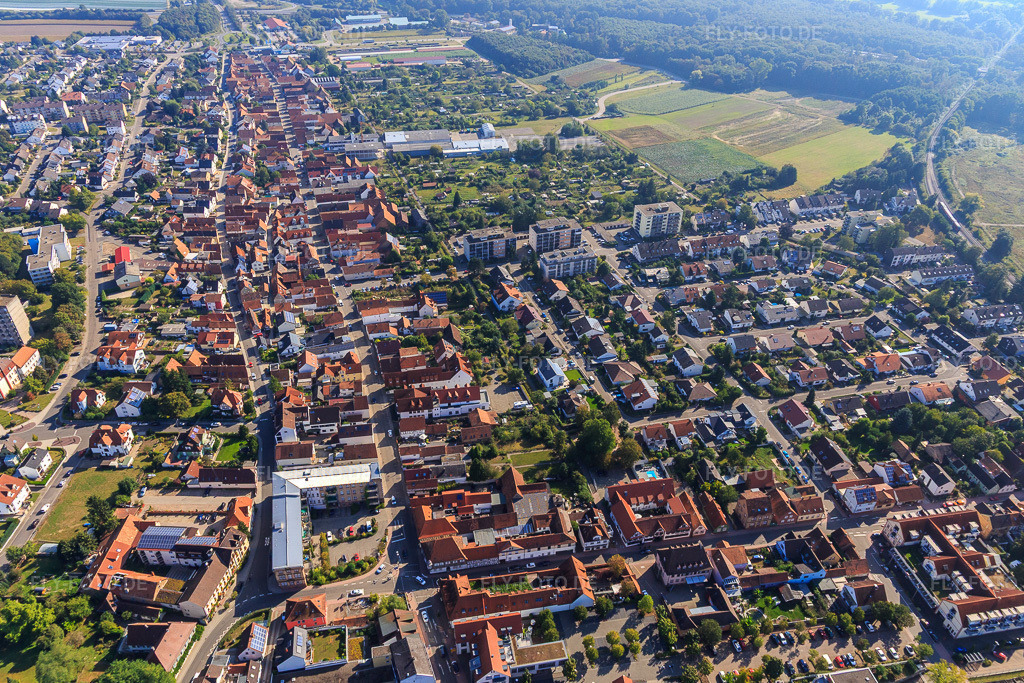Luftbild: Juststraße Rheinstraße von Westen in Kandel im Bundesland Rheinland-Pfalz in Deutschland. Foto: IMG_094941.jpg vom 24.09.2016 durch Werner Riehm/FLY-FOTO.de