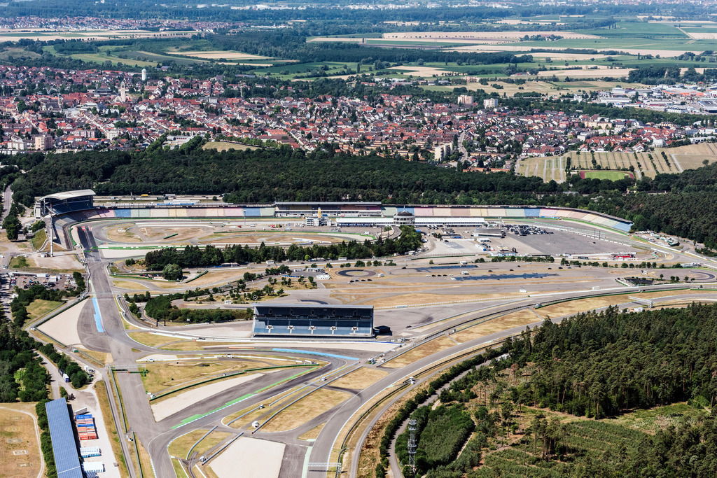 dr__0018766.jpg | HOCKENHEIM 04.07.2017 Rennstrecke der Rennbahn Hockenheimring Am Motodrom in Hockenheim im Bundesland Baden-Württemberg. // Racetrack racecourse in Hockenheim in the state Baden-Wuerttemberg. Foto: Daniel Reiter