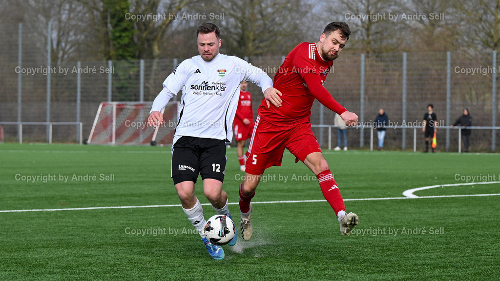 TSV Kronshagen vs. SpVg. Eidertal Molfsee | Roman-Alexander Reikat (TSVK #12) vs Christian Alberts (Molfsee #5) / Fußball-Landesliga Schleswig Männer 2025/2026 / TSV Kronshagen vs. SpVg. Eidertal Molfsee / Kunstrasenplatz (Platz 5) / Kronshagen / 21.03.26 - Realisiert mit Pictrs.com