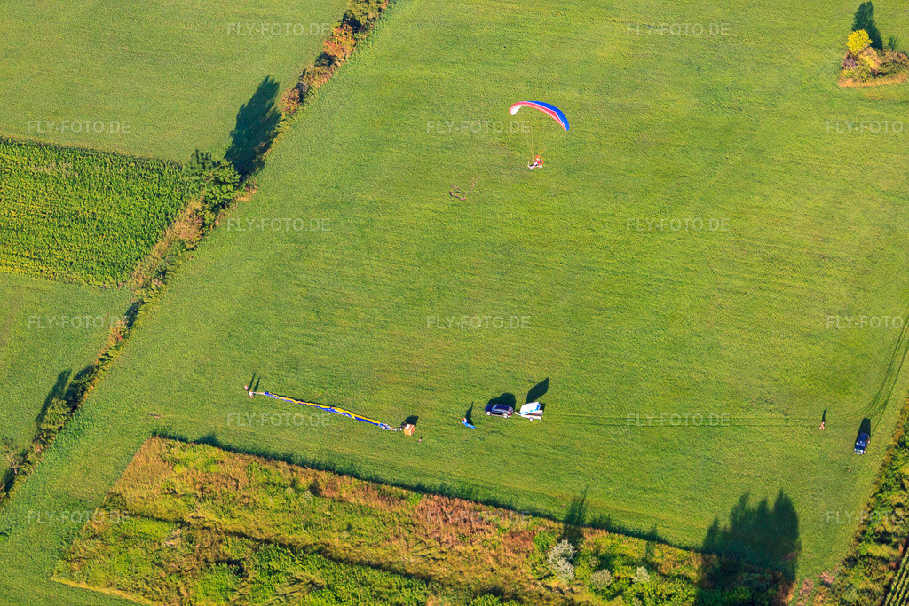 Luftbild: Landung eines Heissluftballons D-OTKA in Erlenbach bei Kandel im Bundesland Rheinland-Pfalz in Deutschland. Foto: IMG_70273.jpg vom 19.07.2014 durch Werner Riehm/FLY-FOTO.de