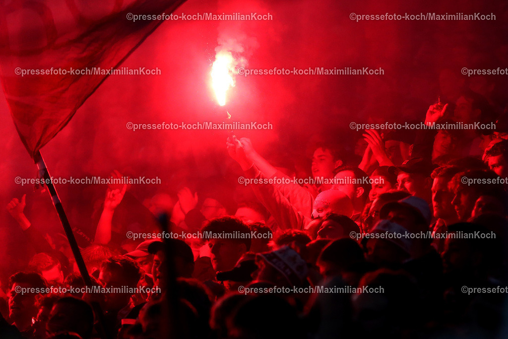 Koe14092402140 | 14.09.2024, 2. Fußball Bundesliga, 1. FC Köln - 1. FC Magdeburg, RheinEnergieSTADION, Saison 2024 2025: Ultras in der Kölner Südkurve zünden bengalisches Feuer Feuerwerkskörper Bengalos Blinker Rauchtöpfe Fans Zuschauer BesucherDFB regulations prohibit any use of photographs as image sequences and or quasi-video.