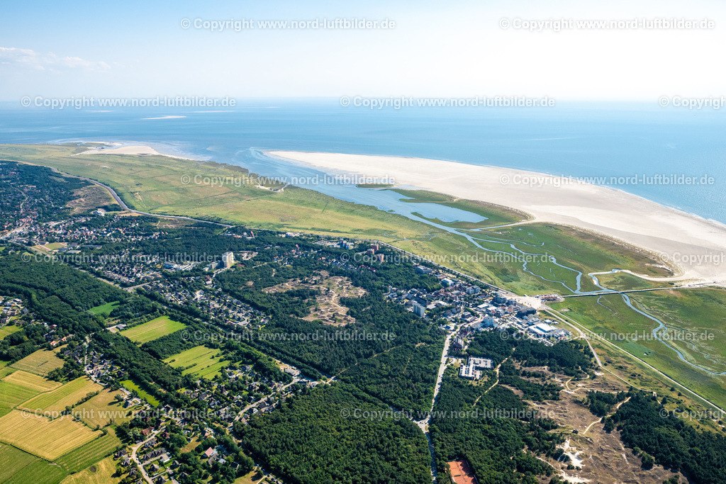 St. Peter-Ording_ELS_0509130822 | SANKT PETER-ORDING 13.08.2022 Ortsansicht an der Meeres-Küste der Nordsee in Sankt Peter-Ording im Bundesland Schleswig-Holstein. // Townscape on the seacoast of North Sea in Sankt Peter-Ording in the state Schleswig-Holstein. Foto: Martin Elsen