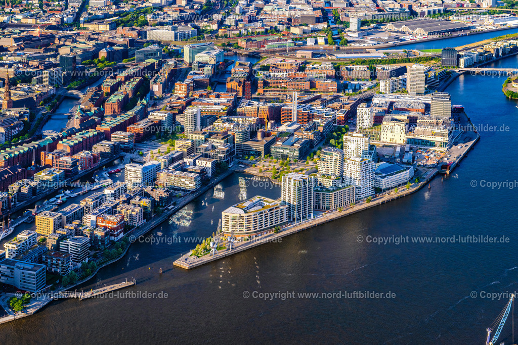 Hamburg_Hübenerkai_Strandhöft_Strandkai_Hafencity_ELS_8648160625 | HAMBURG 16.06.2025 Mehrfamilienhaus- Wohnanlage der " DC DEVELOPMENTS GMBH & CO. KG " am Strandkai im Ortsteil HafenCity in Hamburg, Deutschland. Weiterführende Informationen bei: AUG. PRIEN Immobilien  Gesellschaft für Projektentwicklung mbH,  DC Developments GmbH & Co. KG,  Hadi Teherani Architects GmbH,  Ingenhoven architects GmbH,  KoHa Bauausführungen und Immobilien GmbH,  LRW Architekten und Stadtplaner Loosen, Rüschoff + Winkler  PartG mbB,  leonwohlhage Gesellschaft von Architekten mbH. // Multi-family residential complex of "DC DEVELOPMENTS GMBH & CO. KG" on Strandkai in the HafenCity district of Hamburg, Germany. Further information at: AUG. PRIEN Immobilien  Gesellschaft fuer Projektentwicklung mbH,  DC Developments GmbH & Co. KG,  Hadi Teherani Architects GmbH,  Ingenhoven architects GmbH,  KoHa Bauausfuehrungen und Immobilien GmbH,  LRW Architekten und Stadtplaner Loosen, Rueschoff + Winkler  PartG mbB,  leonwohlhage Gesellschaft von Architekten mbH. Foto: Martin Elsen
