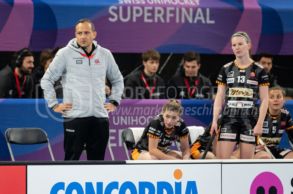 Piranha Chur vs Kloten-Dietlikon Jets - 23. April 2022 | Piranha Chur vs Kloten-Dietlikon Jets
Stimo Arena, Kloten
Trainer Daniel Darms (Piranha Chur) und #13 Alessandra Schneller (Piranha Chur).
Bild: Sportfotografie Markus Aeschimann | www.markus-aeschimann.ch - Realisiert mit Pictrs.com