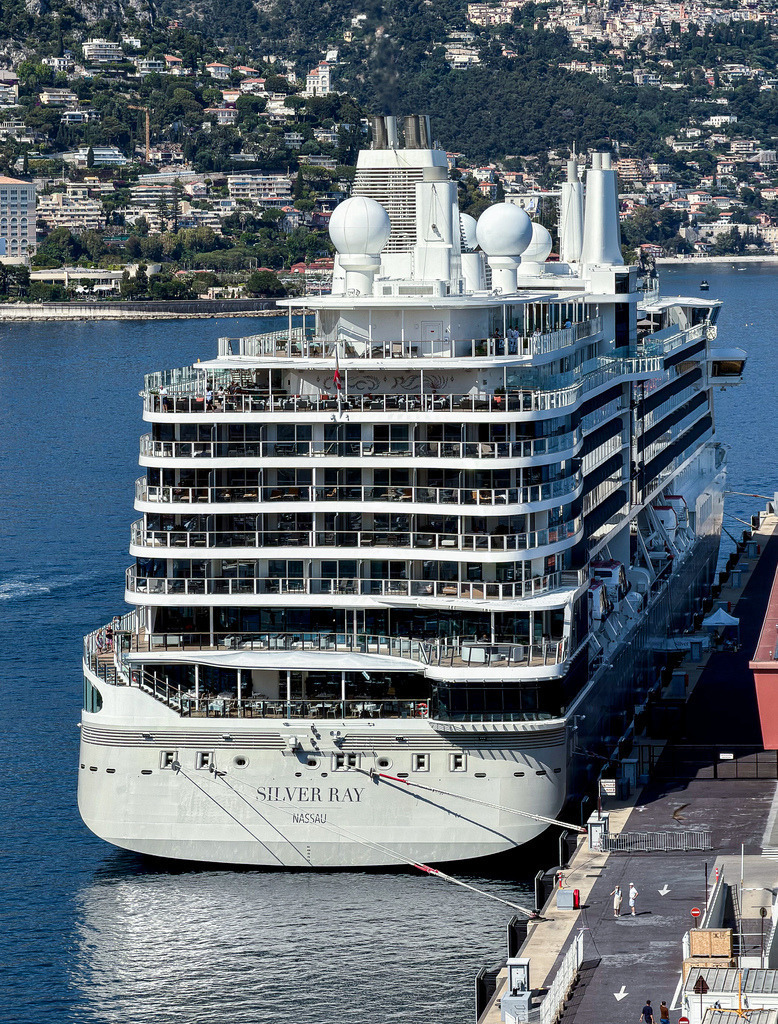 Luxus im Hafen – Exklusive Fotokunst Silver Ray in Monaco | Ein Hauch von purem Luxus und modernem Schiffsdesign. Diese detailreiche Fine-Art-Fotografie zeigt das hochmoderne Luxus-Kreuzfahrtschiff „Silver Ray“ im weltberühmten Hafen von Monaco. Die monumentale Architektur des Schiffes, geprägt von eleganten Balkonstrukturen und strahlendem Weiß, fängt das exklusive Flair von Monte-Carlo perfekt ein. Ein edler Blickfang für maritime Einrichtungsstile, moderne Wohnzimmer oder repräsentative Geschäftsräume. Empfohlen als Großformat unter Acrylglas für maximale Tiefenwirkung. - Realisiert mit Pictrs.com
