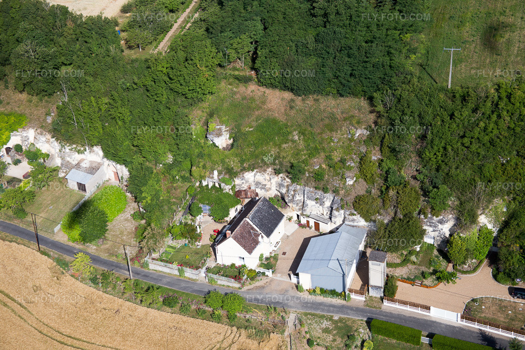 Aerial view: Tuff cave dwellings on the Loir in Lunay in the state Loir et Cher, France. – Photo: IMG_081112.jpg taken on 06/19/2015 by Werner Riehm/FLY-FOTO.com – Resolution of the original: 5472 x 3648 px