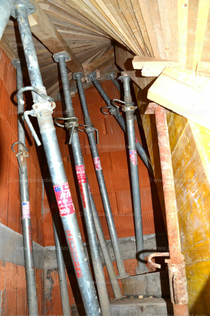 bib-lg04-betonarbeiten-treppen-0750 | Nach LV-Leistungsgruppen sortierte Detailfotos über den Bau eines Hauses. Alle Hausbau-Bilder direkt vom Urheber und Autor der Website Haus-Selber-Bauen.com