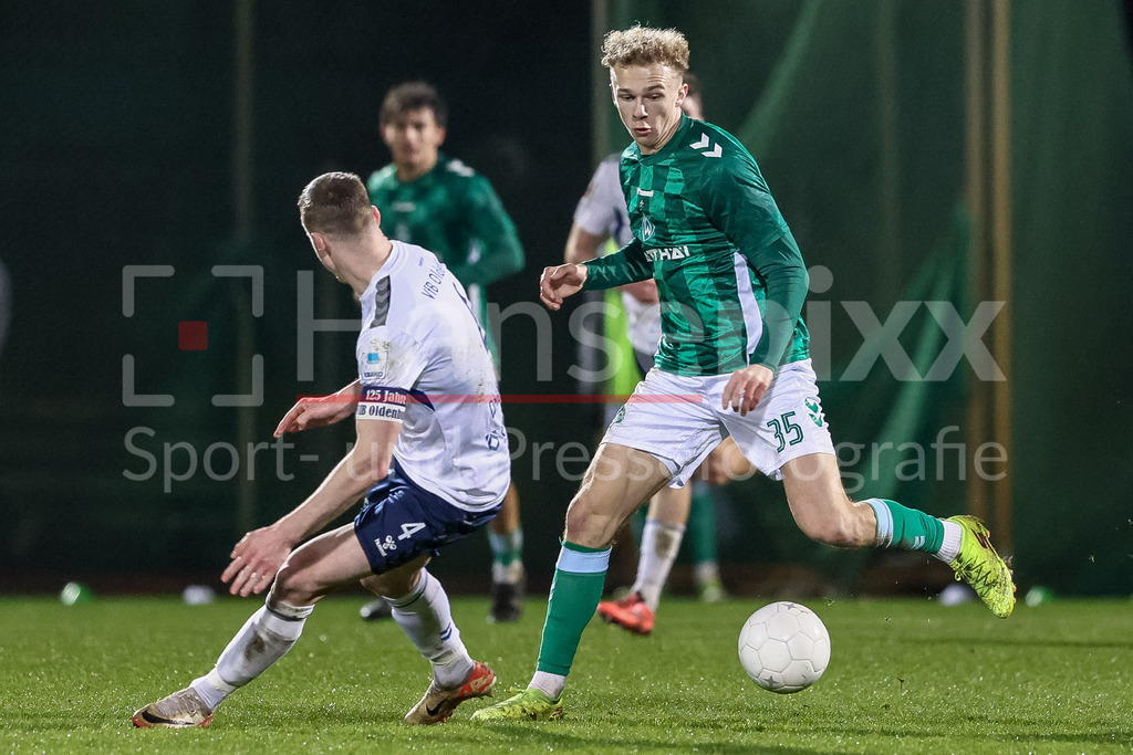 Fussball, Regionalliga Nord, SV Werder Bremen II - VfB Oldenburg | v.li.: Leon Deichmann (VfB Oldenburg, 4) und Leon Opitz (SV Werder Bremen II, 35) im Zweikampf, Duell, Dynamik, Aktion, Action, Spielszene