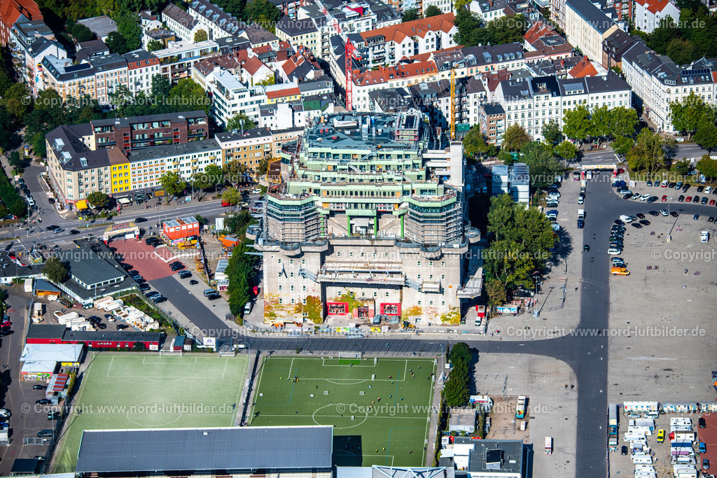 Hamburg_Heiligengeistfeld_Bunker_Baustelle_ELS_3297200922 | HAMBURG 20.09.2022 Baustelle zum Umbau und Neubau- Modernisierungsarbeiten am Bunker- Gebäudekomplex aus Beton und Stahl "Medienbunker" auch "Hamburger Flaktürme" oder "Energiebunker Wilhelmsburg" genannt an der Feldstraße im Ortsteil Sankt Pauli in Hamburg, Deutschland. Weiterführende Informationen bei: EHP Erste Hanseatische Projektmanagement GmbH,  Hansa Gerüstbau GmbH,  Hilldegarden e.V.,  Holsteiner Kabel- und Leitungsbau Willi Pohl GmbH & Co. KG,  Ingenieurbau George Bähr GmbH,  PERI GmbH,  Veranstaltungs GbR Wolters/Jähnichen. // Construction site on Bunker building complex made of concrete and steel " Medienbunker " or "Hamburger Flaktuerme" on Feldstrasse in the district Sankt Pauli in Hamburg, Germany. Further information at: EHP Erste Hanseatische Projektmanagement GmbH,  Hansa Geruestbau GmbH,  Hilldegarden e.V.,  Holsteiner Kabel- und Leitungsbau Willi Pohl GmbH & Co. KG,  Ingenieurbau George Baehr GmbH,  PERI GmbH,  Veranstaltungs GbR Wolters/Jaehnichen. Foto: Martin Elsen
