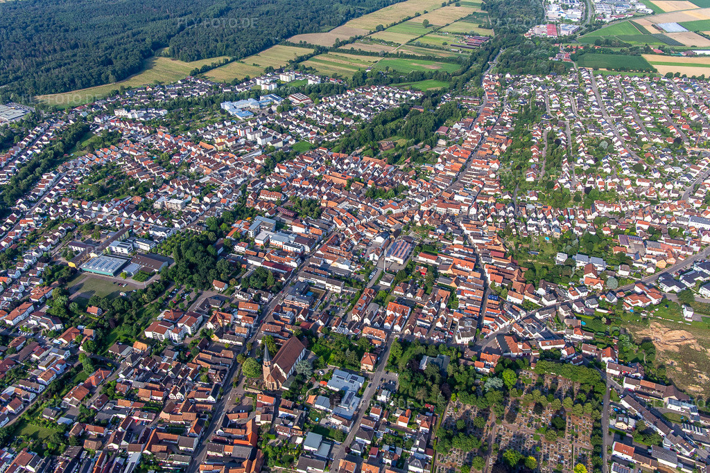Luftbild: Ortsansicht von Osten in Herxheim bei Landau im Bundesland Rheinland-Pfalz in Deutschland. Foto: IMG_142883.jpg vom 19.07.2024 durch Werner Riehm/FLY-FOTO.de