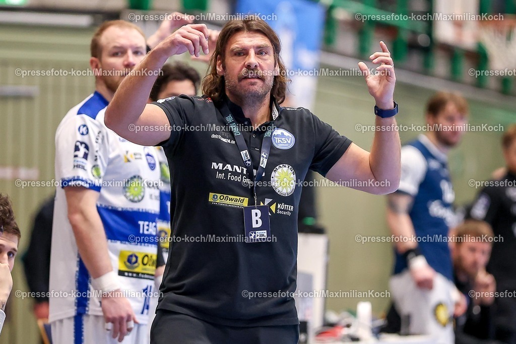 BHC11122501069 | 11.12.2025, Handball, HBL, Bergischer HC - ThSV Eisenach, Unihalle Wuppertal: Sebastian Hinze (Eisenach #hc) gestikulierend am Spielfeldrand  