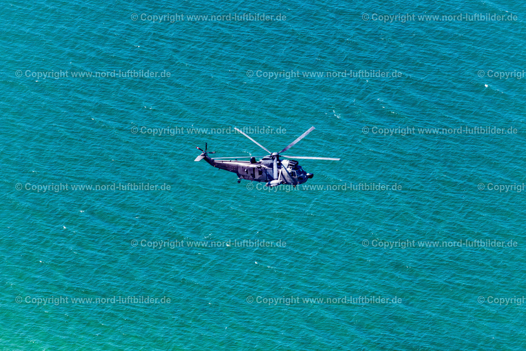 Dierhagen_Marine_Hubschrauber_der_Bundeswehr_ELS_5548100822 | OSTSEEBAD DIERHAGEN 10.08.2022 Helikopter - Hubschrauber " BW Marine " im Fluge über dem Luftraum in Ostseebad Dierhagen im Bundesland Mecklenburg-Vorpommern, Deutschland. // Helicopter in flight " BW Marine " over the air space in Ostseebad Dierhagen in the state Mecklenburg - Western Pomerania, Germany. Foto: Martin Elsen