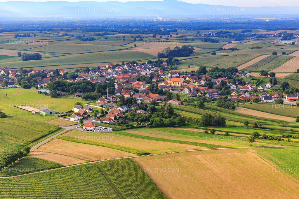 Aerial view: View of the town from the northeast in Oberlauterbach in the state Bas-Rhin, France. – Photo: IMG_137729.jpg taken on 08/12/2023 by Werner Riehm/FLY-FOTO.com – Resolution of the original: 5472 x 3648 px