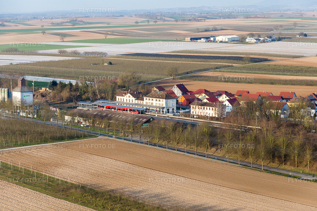 Luftbild: Gleisverlauf und Bahnhofsgebäude der Deutschen Bahn Winden (Pfalz) in Winden im Bundesland Rheinland-Pfalz in Deutschland. Foto: IMG_076778.jpg vom 28.03.2015 durch Werner Riehm/FLY-FOTO.de