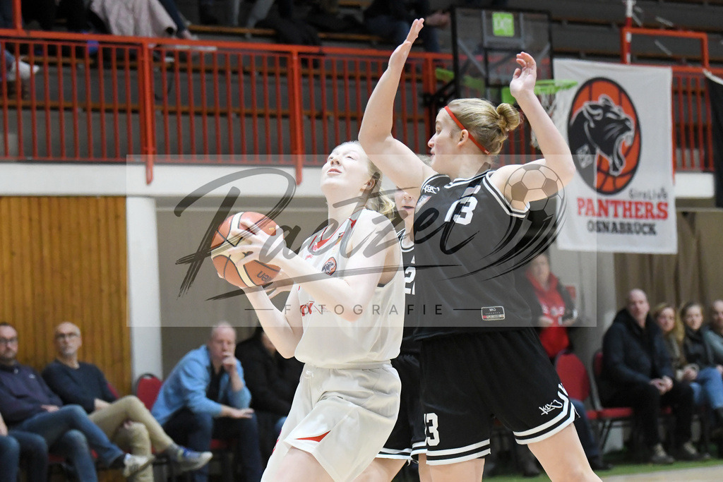 20200126_OSCTGN_0001 | Basketball, Juniorinnen: Frieda Bühner (OSC Junior Panthers) und Leonie Oost (TG Neuss Junior Tigers) im Zweikampf beim Spiel der WNBL zwischen OSC Junior Panthers vs. TG Neuss Junior Tigers am 26.01.2020 im Panthers Dome in Osnabrück, Deutschland.(Foto von Nico Paetzel) - Realisiert mit Pictrs.com