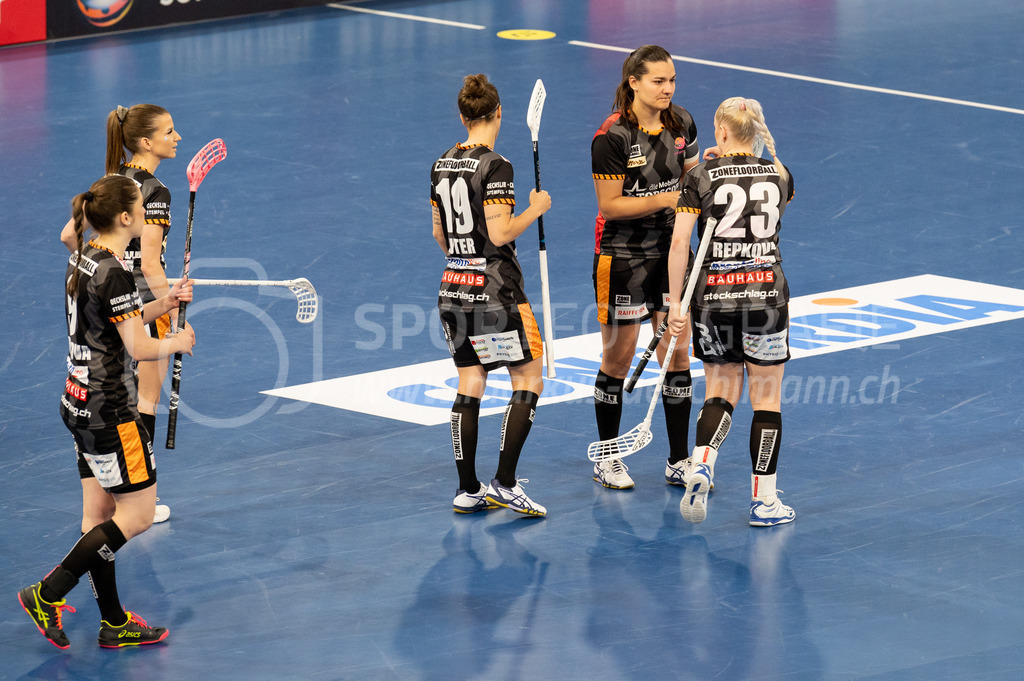 Piranha Chur vs Kloten-Dietlikon Jets - 23. April 2022 | Piranha Chur vs Kloten-Dietlikon Jets
Stimo Arena, Kloten
Starting Six mit #9 Nela Jiráková (Piranha Chur), #12 Katarína Klapitová (Piranha Chur), #19 Julia Suter (Piranha Chur), #21 Corin Rüttimann (Piranha Chur) und #23 Martina Repková (Piranha Chur).
Bild: Sportfotografie Markus Aeschimann | www.markus-aeschimann.ch - Realisiert mit Pictrs.com