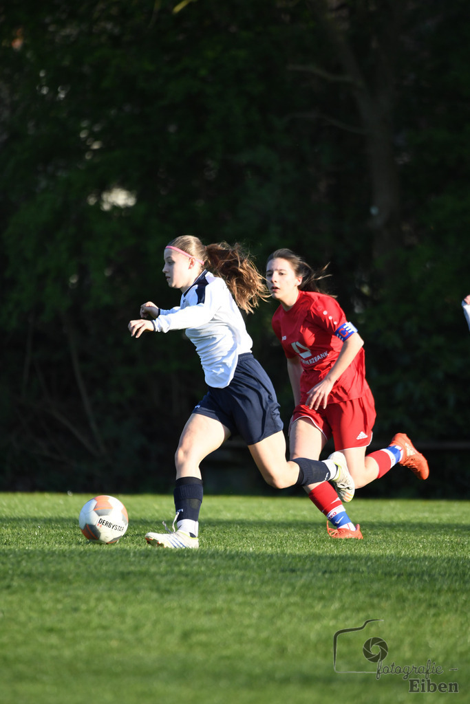 SV Eintracht Wildenloh-JSG friEdA | B-Juniorinnen Bezirksliga Staffel A; SV Eintracht Wildenloh (weiß)-JSG FriEdA (rot) am 19.04.2023; in Wildenloh (A-Platz), Photo: Philip Eiben 2023 - Realisiert mit Pictrs.com