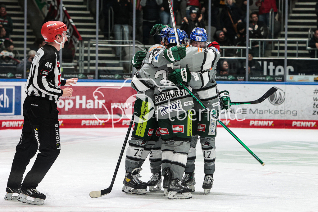 Augsburger Panther - Iserlohn Roosters | Terry BROADHURST (AEV #37) jubelt mit seinen Teamkollegen ueber das Siegtor zum 2-1 in der Overtime