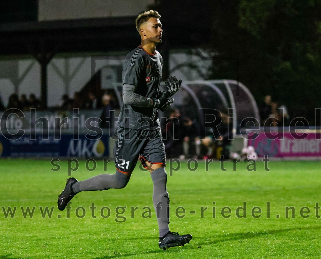 2023-10-13_009_FC_Schwaig_gegen_TSV_Ampfing | Oberding, Deutschland, 13.10.2023:
Fußball, Landesliga Südost 2023 / 2024, 16. Spieltag, FC Schwaig gegen TSV Ampfing, Endergebnis: 3:2

Torwart Philipp Strunk (FC Schwaig, #30)

Foto: Christian Riedel / fotografie-riedel.net