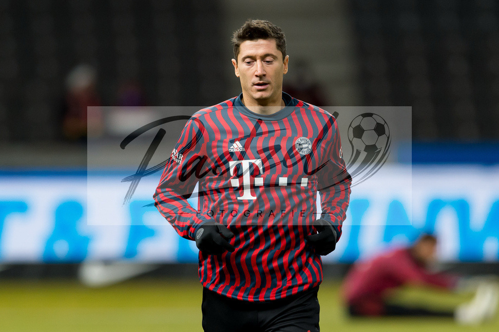 BSCFCB20220123_188 | Fussball, Herren: Robert Lewandowski (FC Bayern Muenchen) schaut bei dem Spiel der 1. Bundesliga zwischen Hertha BSC und FC Bayern Muenchen im Olypiastadion am 23.01.2022 in Berlin, Deutschland.DFB / DFL REGULATIONS PROHIBIT ANY USE OF PHOTOGRAPHS AS IMAGE SEQUENCES AND/OR QUASI-VIDEO. - Realisiert mit Pictrs.com