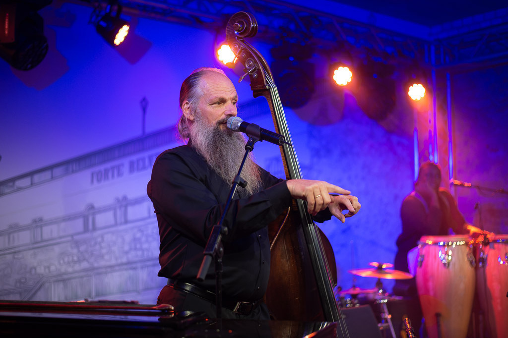 Tango meets Cuba | Tango meets Cuba mit den Klazz Brothers & Cuba Percussion im Forte Belvedere Leisnig zum Festival Hallo Leisnig 2022. - Realisiert mit Pictrs.com