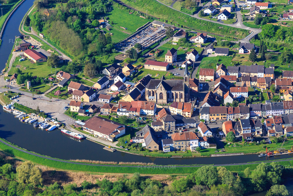 Aerial view: Marina Port de Plaisance de Wittring on the Canal des houllères de la Sarre in Wittring in the state Moselle, France. – Photo: IMG_146096.jpg taken on 05/01/2025 by Werner Riehm/FLY-FOTO.com – Resolution of the original: 4844 x 3229 px