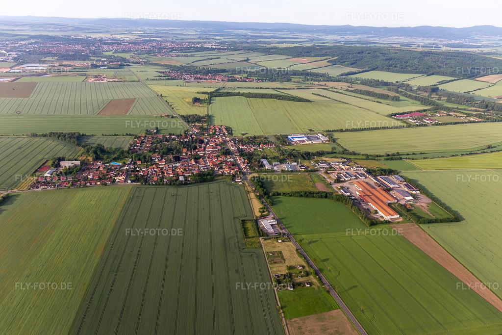 Luftbild: Ortsansicht am Rande von landwirtschaftlichen Feldern und Nutzflächen in Warza im Ortsteil Warza in Nessetal im Bundesland Thüringen in Deutschland. Foto: IMG_007647.jpg vom 15.06.2021 durch Werner Riehm/FLY-FOTO.de