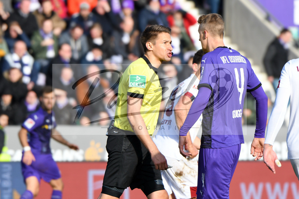 20200208_OSNFCN_0103 | Fußball, Herren: Schiedsrichter Tobias Reichel und Lukas Gugganig (VfL Osnabrueck 4) diskutieren waehrend des Spiels der 2. Bundesliga zwischen VfL Osnabrueck und 1. FC Nuernberg im Stadion an der Bremer Bruecke am 08.02.2020 in Osnabrueck, Deutschland.DFB / DFL REGULATIONS PROHIBIT ANY USE OF PHOTOGRAPHS AS IMAGE SEQUENCES AND/OR QUASI-VIDEO. - Realisiert mit Pictrs.com
