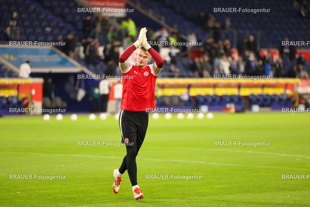 MSV Duisburg - Rot-Weiss Essen  | Duisburg, Deutschland, 26.10.2025 Jakob Golz  (Rot-Weiss Essen) begrüßt die Fans während des 3.Liga Spiels zwischen MSV Duisburg und Rot-Weiss Essen in der Schauinsland-Reisen-Arena am 26.10.2025 in Duisburg (Foto von Timo Bluhmki-Schmidt/ Brauer Fotoagentur
