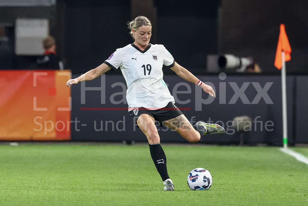 Fussball, UEFA Women s Nations League, Deutschland - Österreich | v.li.: Verena Hanshaw (Österreich, 19) am Ball, Freisteller, Einzelbild, Ganzkörper, Aktion, Action, Spielszene