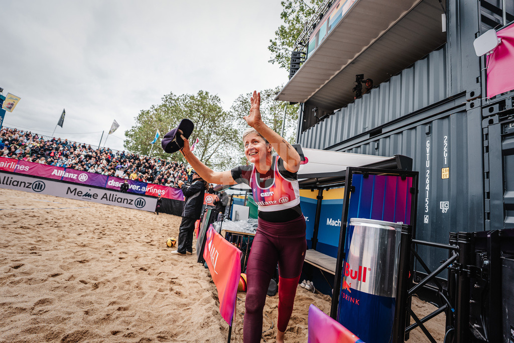 Beachvolleyball | Frauen | Allianz German Beach Tour 2026 | Tourstop Düsseldorf | 17.05.2026 | Melanie Gernert läuft in die Arena ein