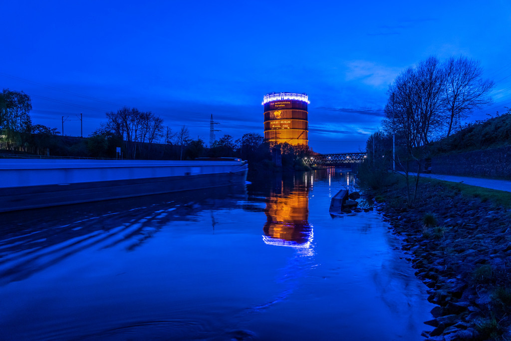JT-220411 | Neue Mitte Oberhausen, Gasometer Ausstellungshalle, nach der Renovierung, Rhein-Herne-Kanal, abendliche Beleuchtung, Ausstellung Das zerbrechliche Paradies, NRW, Deutschland,  - Realisiert mit Pictrs.com