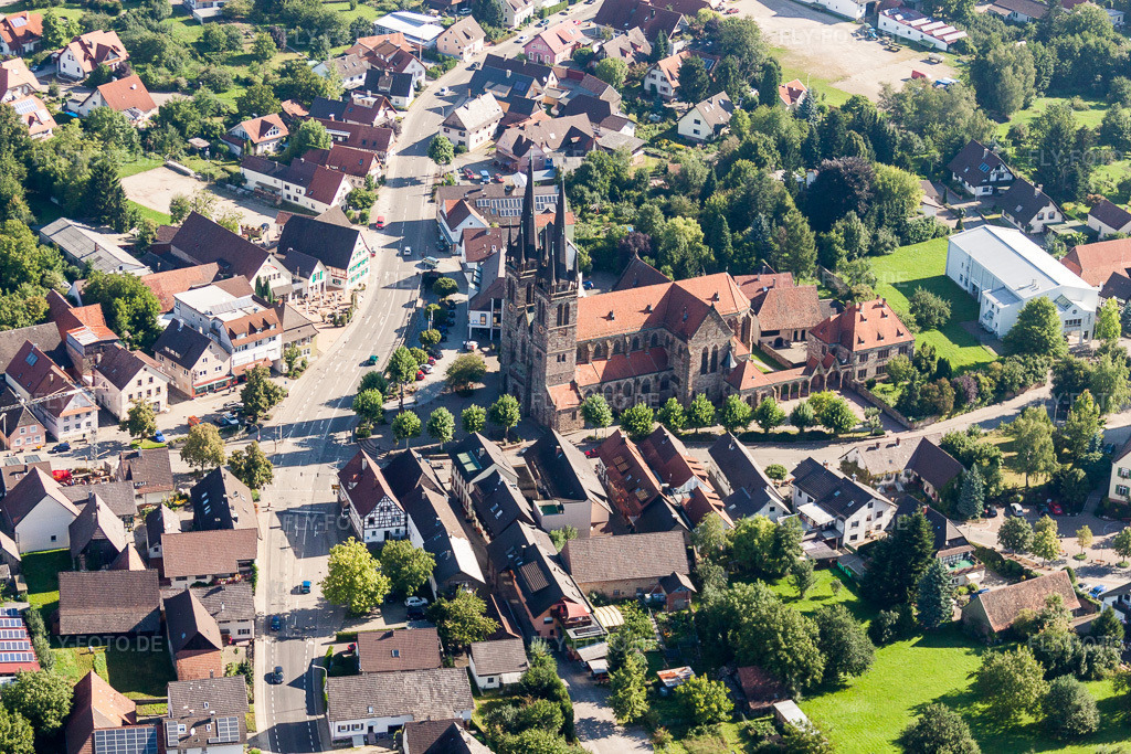 Luftbild: Katholische Pfarrkirche St. Johannes im Ortsteil Weier in Ottersweier im Bundesland Baden-Württemberg in Deutschland. Foto: IMG_31742.jpg vom 20.08.2010 durch Werner Riehm/FLY-FOTO.de