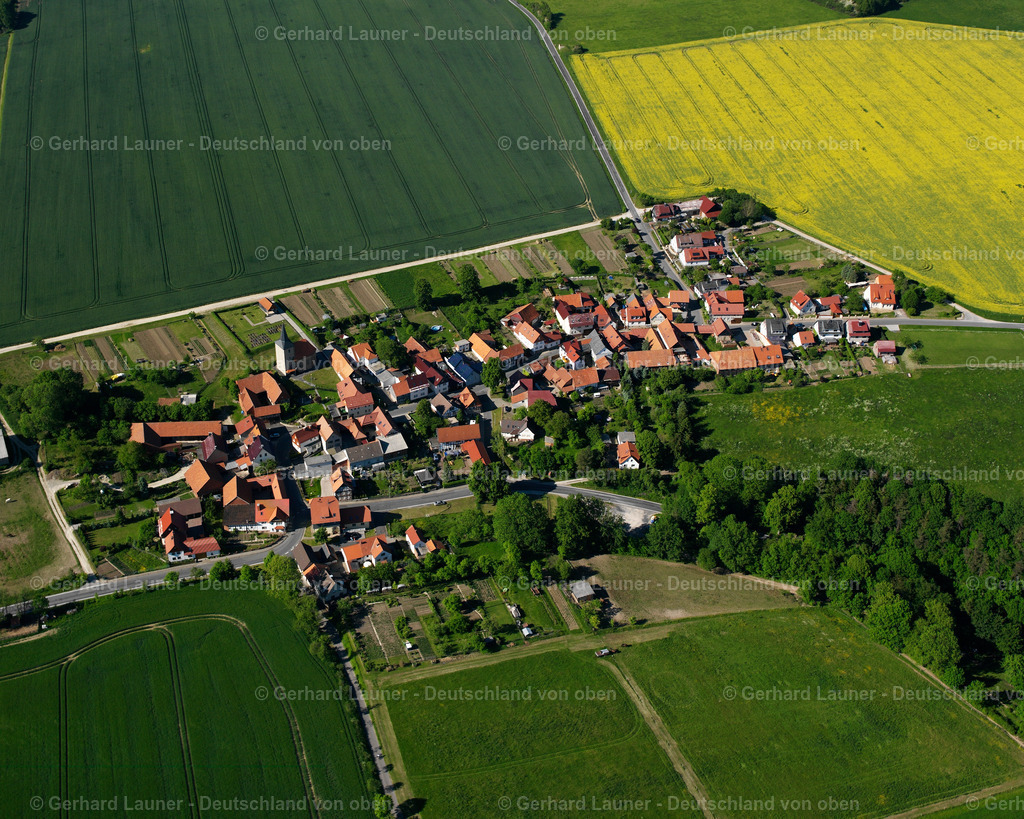 2634583 | FLINSBERG 09.06.2006 Landwirtschaftliche Nutzflächen und Feldgrenzen  umsäumen das Siedlungsgebiet des Dorfes in Flinsberg im Bundesland Thüringen, Deutschland // Agricultural land and field boundaries surround the settlement area of the village  in Flinsberg in the state Thuringia, Germany Foto: Gerhard Launer