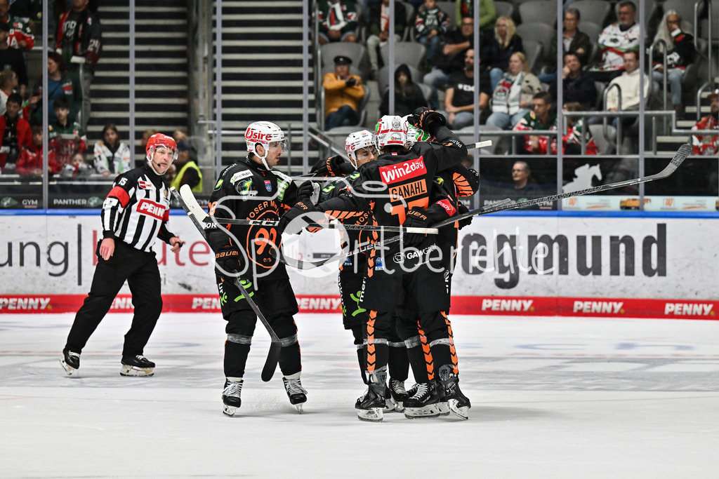 Augsburger Panther - Moser Medical Graz99ers | Jubel der Grazer nach dem Treffer zum 1-2 durch Kilian ZÜNDEL (Graz99ers 14) / Tor / Torschuetze / Freude / Happy / Testspiel: Augsburger Panther - Moser Medical Graz99ers; Curt Frenzel Stadion am 31.08.2025