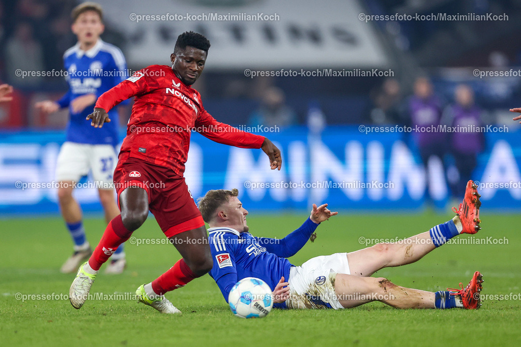 Schalke29112401049 | 29.11.2024, Fußball, FC Schalke 04 - 1. FC Kaiserslautern, 2. Fußball Bundesliga, Veltins-Arena Gelsenkirchen, Saison 2024 2025: Zweikampf Afeez Aremu (FCK #23) gegen Derry Murkin (S04 #5)DFB regulations prohibit any use of photographs as image sequences and or quasi-video.