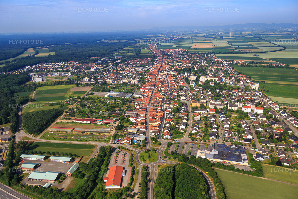 Luftbild: Stadtansicht aus Osten in Kandel im Bundesland Rheinland-Pfalz in Deutschland. Foto: IMG_081031.jpg vom 14.06.2015 durch Werner Riehm/FLY-FOTO.de
