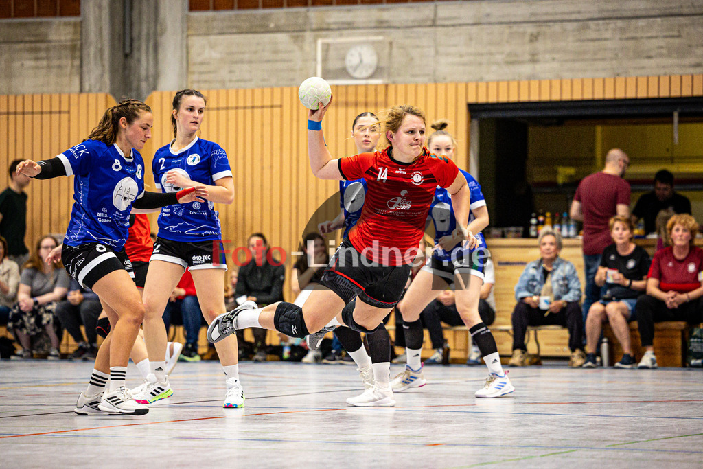 TSV Weilheim gegen SG Biessenhofen-Marktoberdorf | Handball Bezirksoberliga Frauen Alpenvorland 2024/25, TSV Weilheim gegen SG Biessenhofen-Marktoberdorf, 20250412,Wurf Malena BECKER (TSV Weilheim 14),2025-04-12 in Weilheim (Weilheim, Am Hardt), Malena BECKER (TSV Weilheim 14), Antonia FRITSCH (SG Biessenhofen-Marktoberdorf 2)Copyright: WolfgangxLindner www.foto-lindner.de
