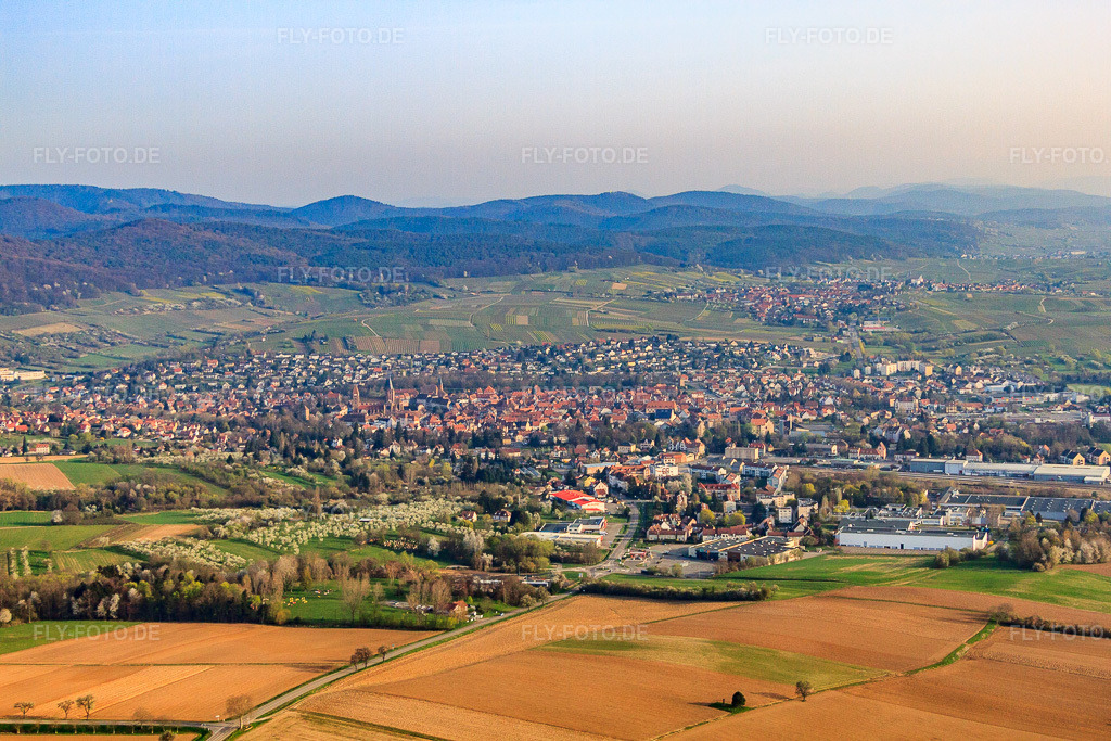 Luftbild: Ortsansicht von Südosten in Wissembourg im Bundesland Bas-Rhin in Frankreich. – Foto: IMG_63656.jpg vom 30.03.2014 durch Werner Riehm/FLY-FOTO.de – Auflösung des Originals: 4752 x 3168 px