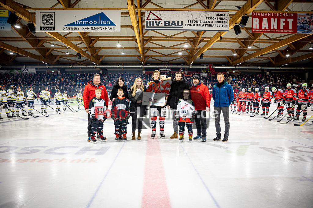 TSV Peißenberg MINERS gegen EHC Waldkraiburg DIE LÖWEN | Eishockey Bayernliga Herren Vorrunde 2024/25, TSV Peißenberg MINERS gegen EHC Waldkraiburg DIE LÖWEN, 20250124,Scheckübergabe an die Peißenberg MINERS e.V.,2025-01-24 in Peißenberg (Eisstadion Peißenberg)Wolfgang Raichhart, Lisa Steidl, Sidney Murphy, Ryan Murphy, Tobias Ende, Uli MachCopyright: WolfgangxLindner
