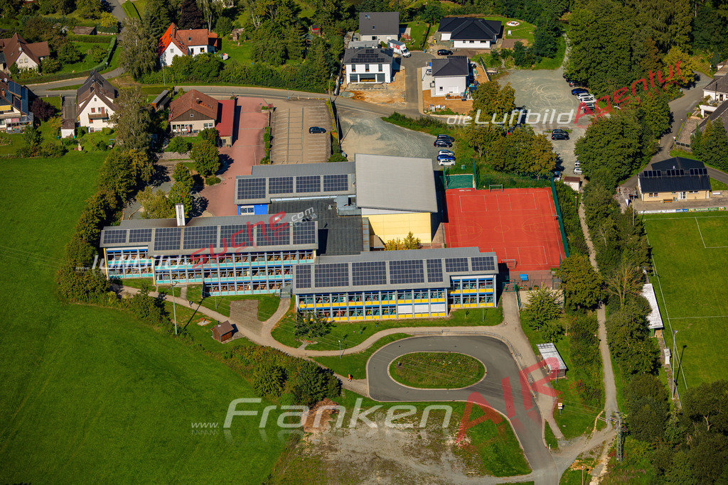 schule-sportanlage-thurnau-19-2023 | Das Luftbild zeigt : Schule Sportanlage Thurnau - Die Luftaufnahme wurde 2023 vom UL-Flugzeug aus erstellt ( keine Drohne ) - 
Hochauflösende Luftaufnahme - Für grossformatige Ausdrucke geeignet. Die Geschenkidee !
Mit Lizenz und Bildrechte bestellbar