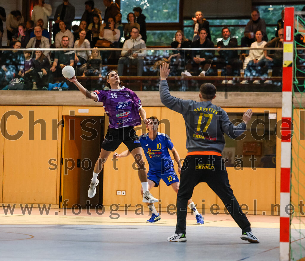 2024-10-13_047_SpVgg_Altenerding_gegen_SSG_Metten | Erding, Deutschland, 13.10.2024:Handball, Bezirksoberliga Männer 2024 / 2025, 4. Spieltag, SpVgg Altenerding gegen SSG Metten, Endergebnis: 40:22Luis Leitner (SpVgg Altenerding, #26), Maximilian Bürger (SSG Metten, #17)Foto: Christian Riedel / fotografie-riedel.net