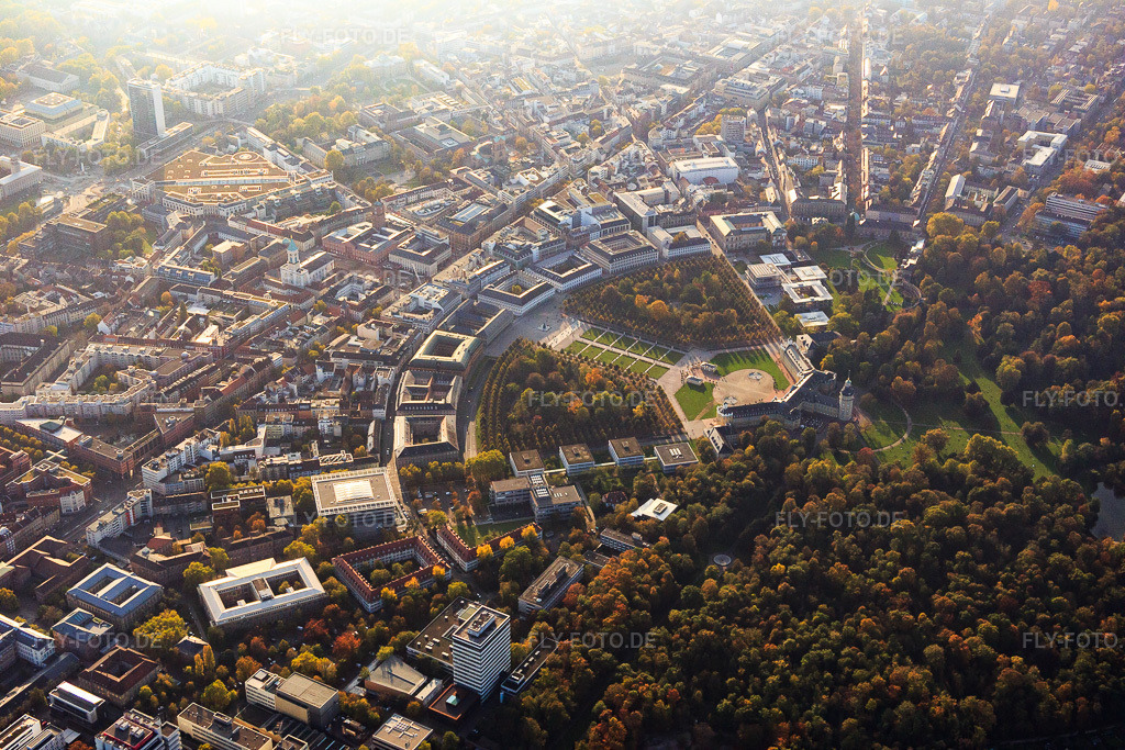 Luftbild: Zirkel und Schlosspark Karlsruhe von Osten im Ortsteil Innenstadt-West in Karlsruhe im Bundesland Baden-Württemberg in Deutschland. Foto: IMG_075431.jpg vom 26.10.2014 durch Werner Riehm/FLY-FOTO.deAuflösung des Originals: 5472 x 3648 px