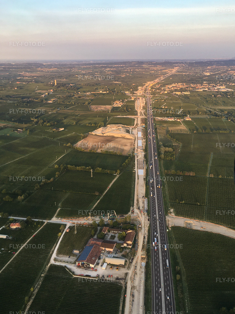 Luftbild:  in Pozzolengo im Bundesland Brescia in Italien. Foto: IMG-135001.jpg vom 23.09.2022 durch Werner Riehm/FLY-FOTO.de