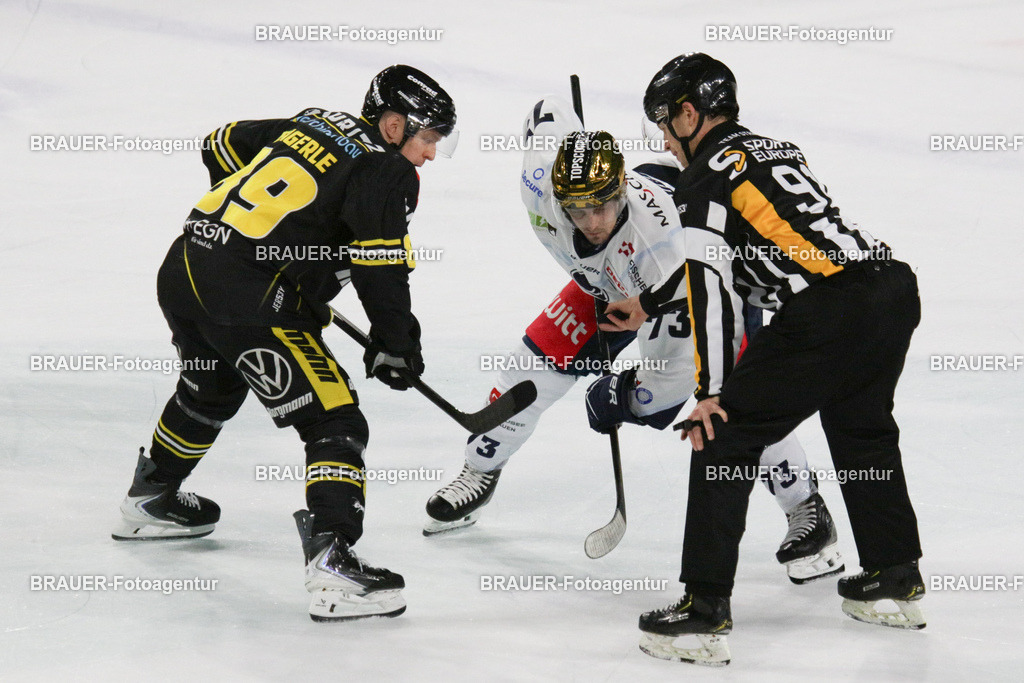 14.11.2025 Krefeld Pinguine - BLue Devils Weiden | Krefeld, Deutschland, 14.11.2025: Mark Zengerle (Krefeld Pinguine) und Tomas Rubes (Blue Devils Weiden) in Aktion während des DEL2-Spiels zwischen Krefeld Pinguine - Blue Devils Weiden am 14.11. 2025 in der Yayla-Arena in Krefeld, Deutschland. (Foto Ralph Görtz / Brauer-Fotoagentur)