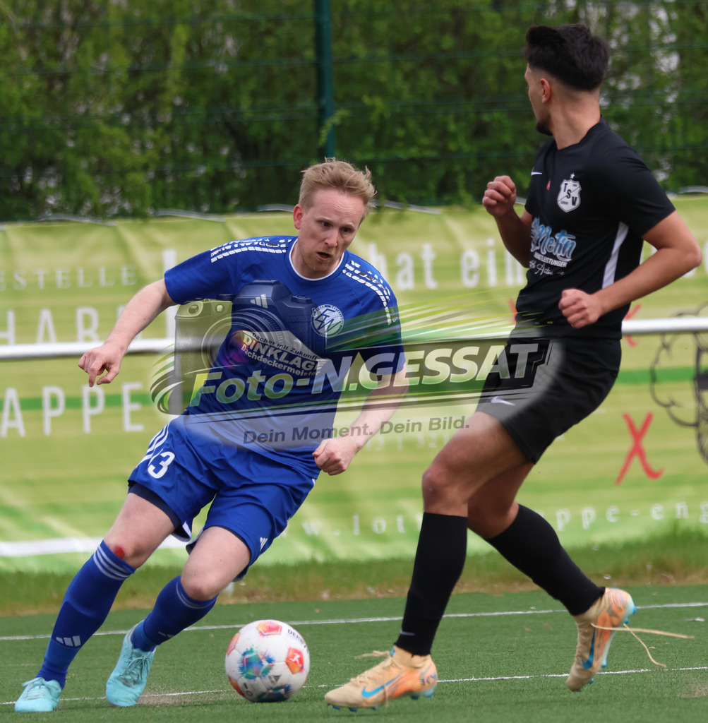 SV Enger-Westerenger - TSV Löhne | Auf dem Bild zu sehen: blau SV Enger-Westerenger: Henrik Jablonowski ; schwarz TSV Löhne: Leon TomusicSV Enger-Westerenger, TSV Löhne, Saison 25/26, Kreisliga A, Enger, Deutschland - Realisiert mit Pictrs.com