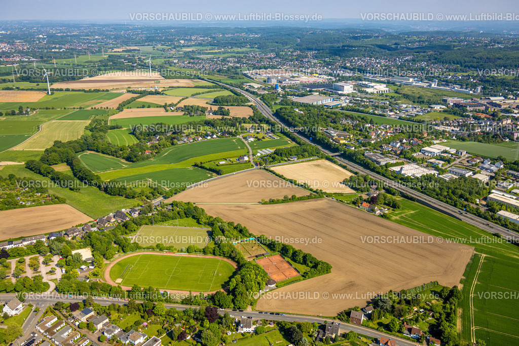 Witten240506802 | Luftbild, Vöckenberg Wiesen und Felder Frischluftschneise, Windräder und Bau eines Windrades an der Baroper Straße, Sportplatz TUS Stockum, Autobahn A44 und hinten das Gewerbegebiet Brauckstraße, Annen, Witten, Ruhrgebiet, Nordrhein-Westfalen, Deutschland