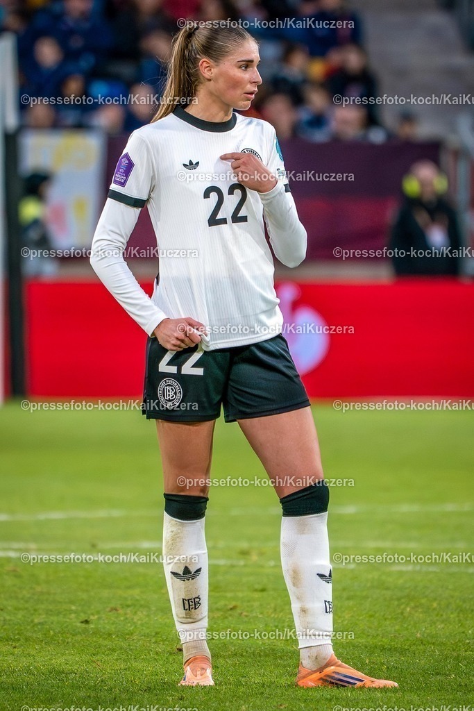 xKKUx24102501053 | 24.10.2025, xkkux, Fußball, UEFA Women s Nations League Halbfinale, Saison 2025/2026, Länderspiel Hinspiel in der MERKUR SPIEL-ARENA Düsseldorf, Jule Brand (GER #22) 