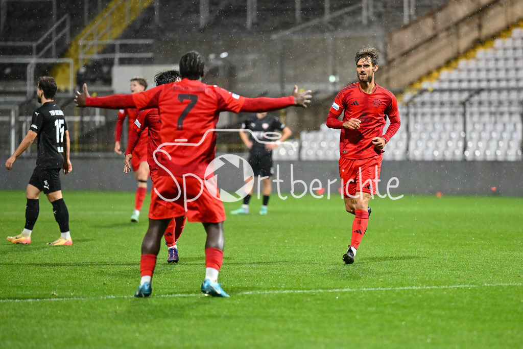 FC Bayern Amateure - TSV Buchbach | Jubel nach dem Treffer zum 2-1 durch Luca DENK (FC Bayern München II #6) / Tor / Jubel / Happy / Tor / torschuezte / Regionalliga Bayern: FC Bayern München II - TSV Buchbach, Gruenwalder Stadion am 27.09.2024